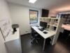 Modernes Büro in der Geschäftsstelle Osnabrück mit Schreibtisch, Computer, Regalen und Wandplan – helle Arbeitsatmosphäre durch Tageslicht