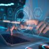 Person tippt auf Laptop mit digitalen Overlays zu DevOps – zentrale Schrift ‚DEVOPS‘ umgeben von Symbolen für KI, Cloud-Computing und Programmierung