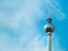 Berliner Fernsehturm vor klarem blauem Himmel mit leichter Wolkenstruktur