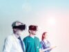 Drei Personen in medizinischer Berufskleidung stehen nebeneinander und tragen Virtual-Reality-Brillen. Eine Person trägt ein weißes Arztkittel mit Stethoskop, die anderen tragen OP- oder Pflegekleidung. Die Szene symbolisiert den Einsatz von VR-Technologie im Gesundheitswesen.