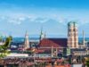 Blick über München mit Frauenkirche, Altstadt und Alpen im Hintergrund